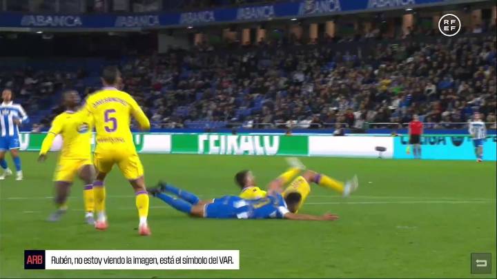 El VAR en la jugada del penalti a Eddahchouri: "El defensor agarra con las dos manos al atacante"