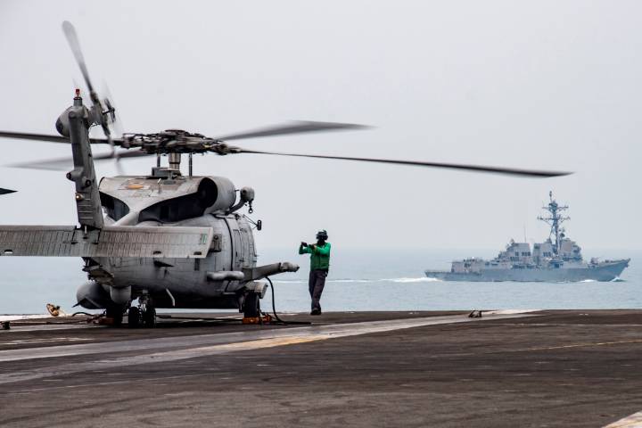 Un helicóptero y un avión de combate de la Armada se estrellan en el Mar de China Meridional