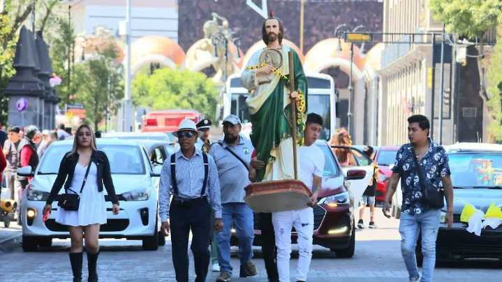 Feligreses veneran a San Judas Tadeo en Toluca