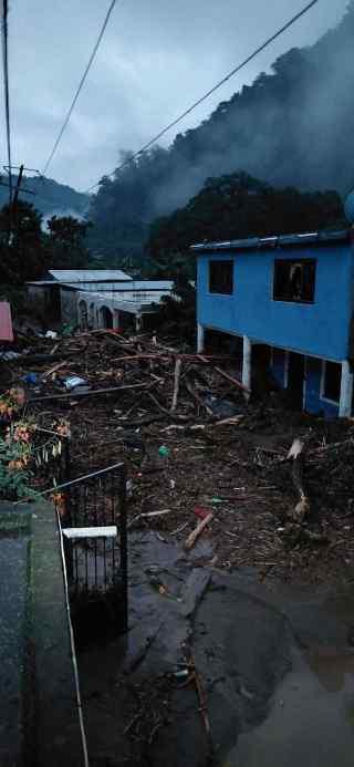 Migrantes apoyan Chapula tras inundaciones con ayuda aérea