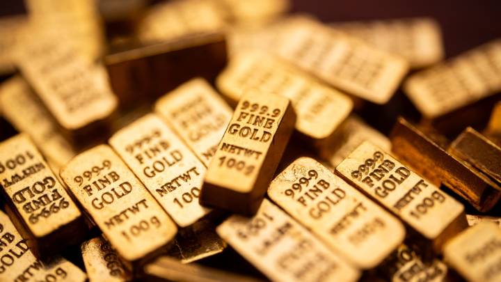 Wall Street says buy gold as a hedge in case shutdown drags on