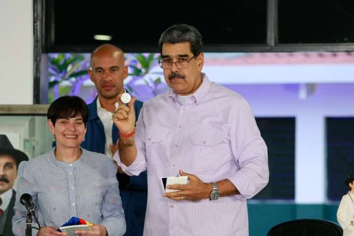 Maduro recibe símbolos de canonización enviados por el papa León XIV