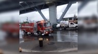 Pipa de gas choca contra camellón y se reporta fuga en Tláhuac; no hay lesionados