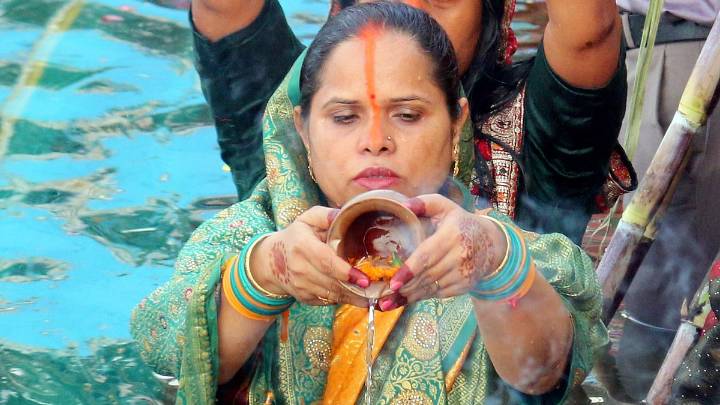 Bhopal News: Thousands Offer Arghya To Setting Sun On Chhath Fest; Traditional Songs Presented, 2100 Earthen Lamp Lit, Firecrackers Burst