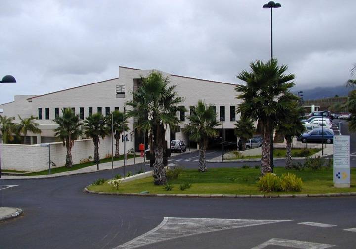 La sanitaria y los bebés afectados por el brote de sarampión de La Palma presentan síntomas leves