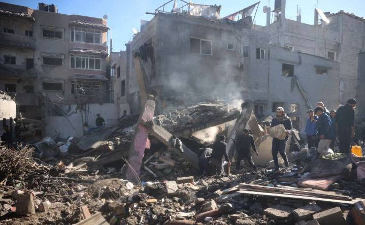 Bombardeos israelíes siguen sobre Gaza, denuncia Hamas y acusa a Netanyahu de mentir