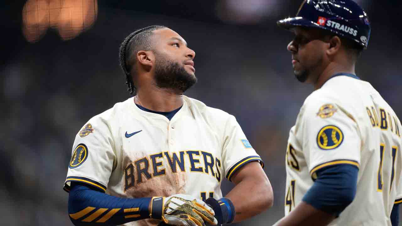 Brewers’ Chourio exits in middle of at-bat vs. Dodgers with apparent injury