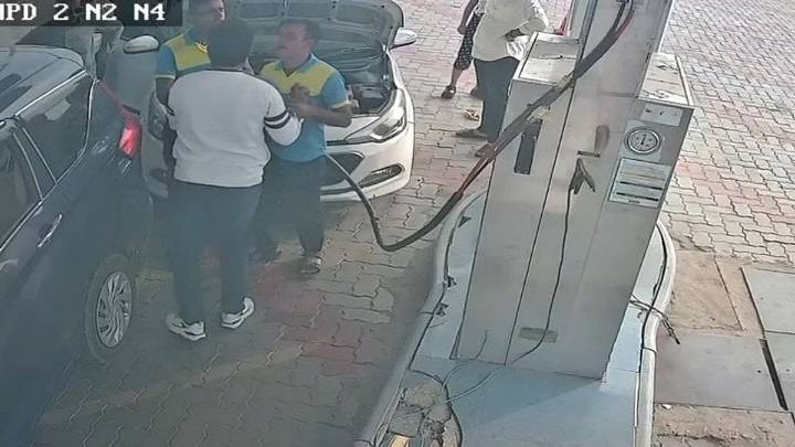 'SDM Hoon Main Yahan Ka': Bhilwara SDM Chotu Lal Sharma Slaps Petrol Pump Employee, Gets Slapped Back; 3 Arrested