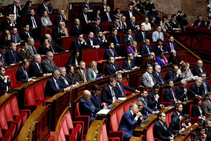 Primer ministro francés sobrevive a las mociones de censura tras hacer una concesión sobre las pensiones