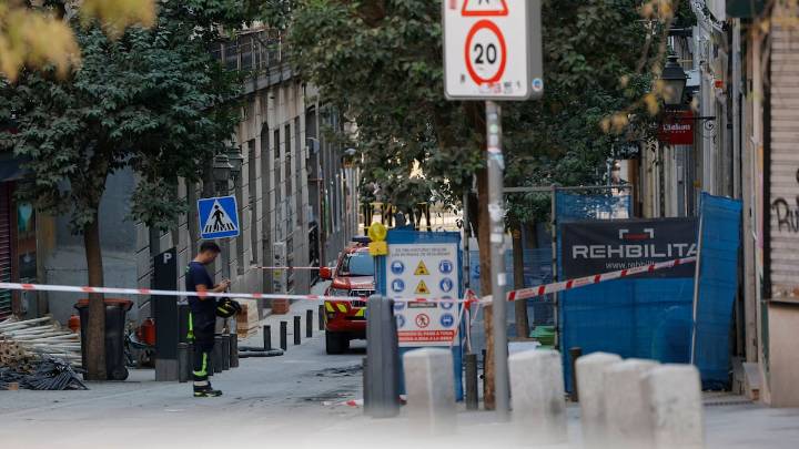 El colapso de la terraza de la sexta planta por acumulación de material de obra, posible causa del derrumbe en Madrid