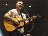 Country singer Zach Bryan criticizes ICE in new song
