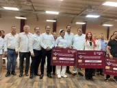 Municipio de Reynosa entrega tarjetas de becas de posgrado a 70 profesionistas