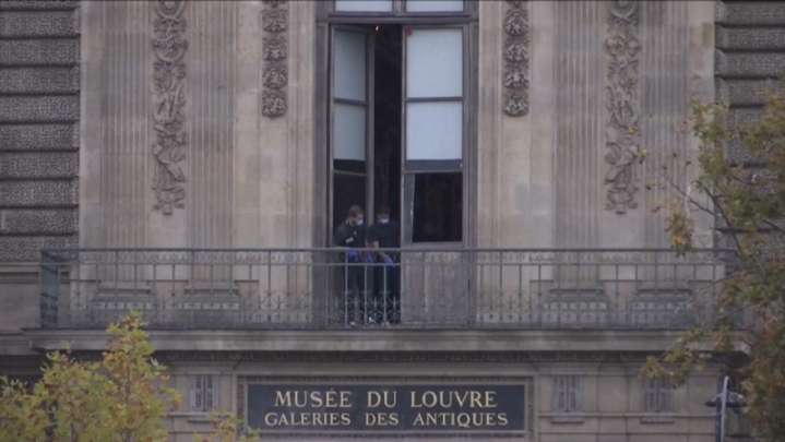 No security cameras covered Louvre balcony where thieves entered, director says