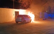 Rocía gasolina al carro de su expareja y le prende fuego