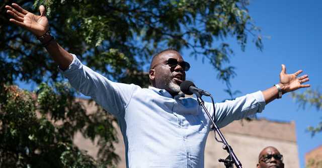 Chicago Mayor Brandon Jonson Creates 'ICE-Free Zones' to Impede Immigration Arrests