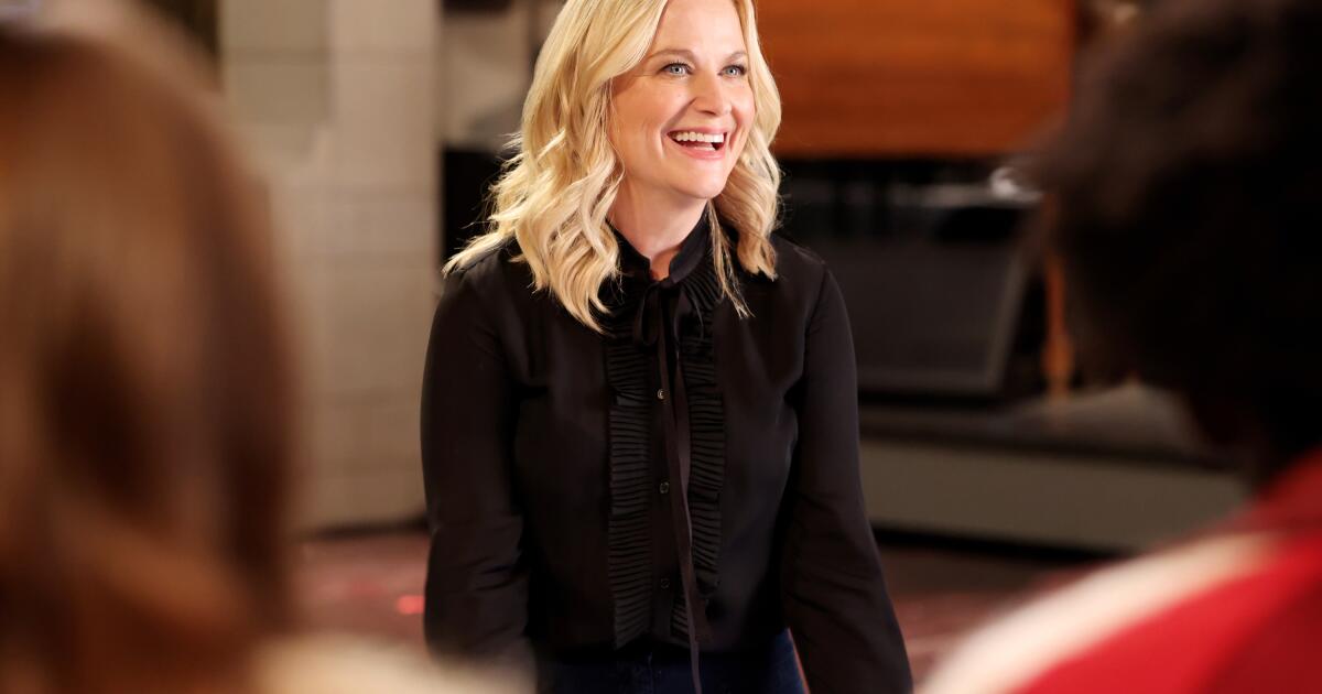 'SNL' host Amy Poehler joined by Tina Fey in cold open and at the 'Weekend Update' desk
