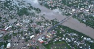 Buscan a sus hijos entre lodo; claman por ayuda en Veracruz