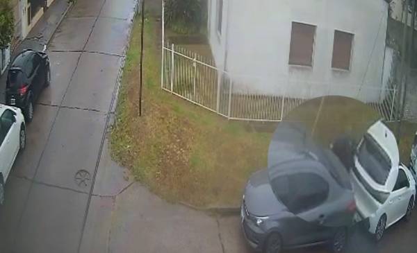 VIDEO. Nuevo ataque de roba ruedas en Ringuelet: en minutos, desguazaron dos autos y huyeron