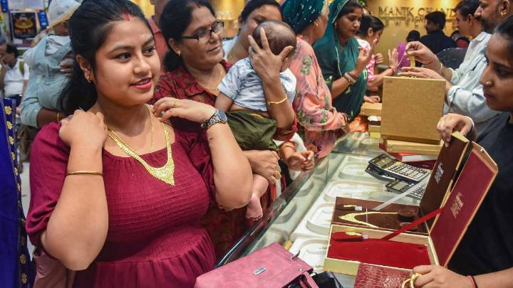 Dhanteras 2025 Live updates, gold purchase time: check puja muhurat, gold and silver price today