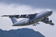 El gigante C-5M Super Galaxy es el avión militar más grande del mundo y le pertenece a la Fuerza Aérea de Estados Unidos