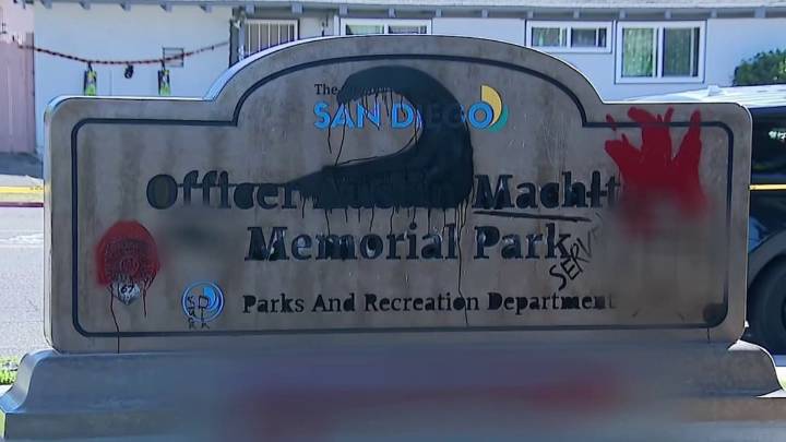 Nuevo monumento en honor a oficial fallecido es vandalizado en Clairemont