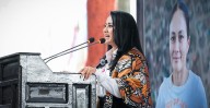 Entrega Gladyz Butanda 79 escrituras para vivienda en Huiramba