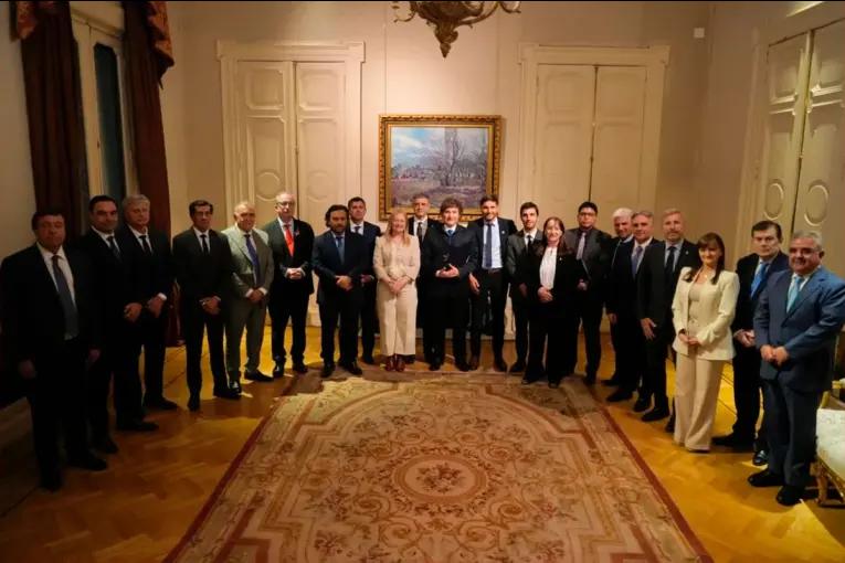 Milei calificó como “extremadamente positiva” la reunión con gobernadores y selló acuerdo por déficit cero
