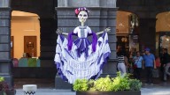 Instalan catrinas gigantes en el Centro de Puebla para mantener vivas las tradiciones