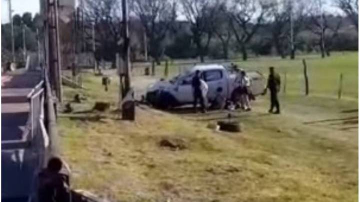Una camioneta volcó en calle Ambrosetti y Ayacucho en Paraná