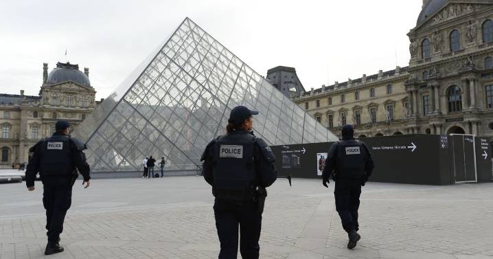 Paris Louvre robbery sends tourists fleeing in panic