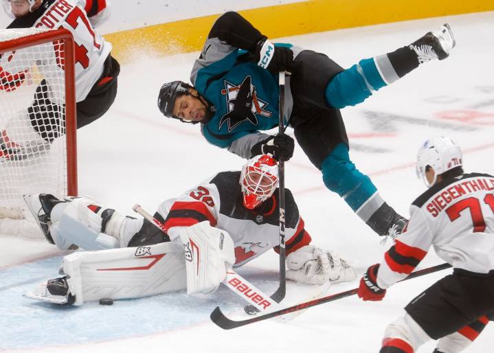 Quick start, steady goaltending propel Sharks to first home win of season