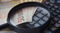Los herederos pueden pagar el Impuesto de Sucesiones con el dinero del fallecido: cómo hacerlo según la ley
