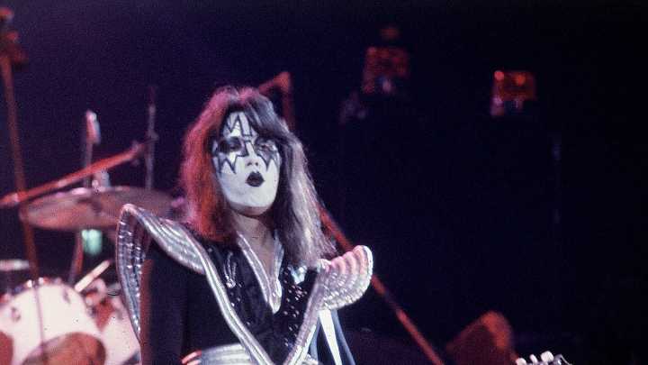 Muere Ace Frehley, guitarrista original de KISS, a los 74 ños