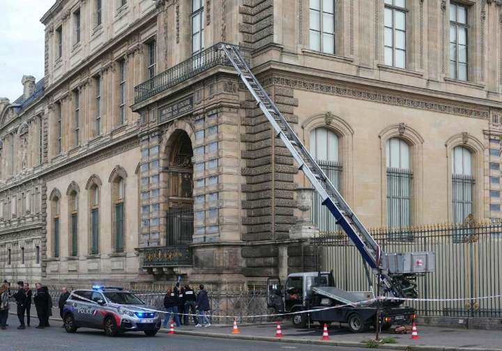 Roban nueve joyas de Napoleón y la Emperatriz Jossefina en el Louvre