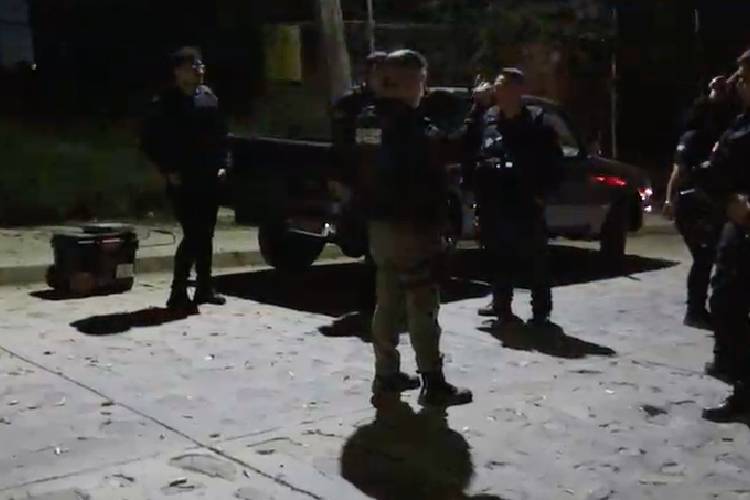 Detienen a hombre por agresión con arma