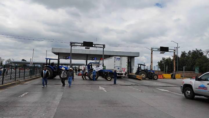 Colapsa la circulación en la 57 por toma de caseta de cobro de Palmillas