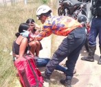 Moto derrapa tras choque y deja dos jóvenes heridas en Bolívar