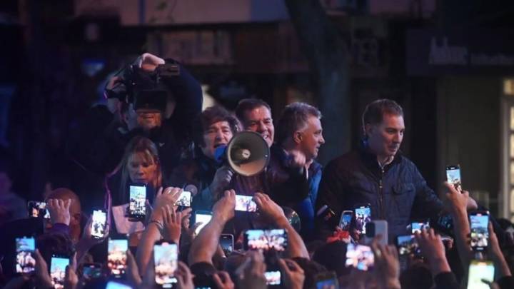 Tensión con Milei y Santilli en Mar del Plata: la recorrida duró media cuadra