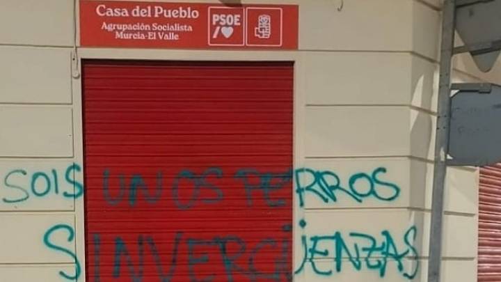 Amanece con pintadas la puerta de la sede de la agrupación socialista El Valle en Murcia