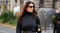 Las botas altas negras se combinan con estas faldas en tendencia para otoño/invierno 2025