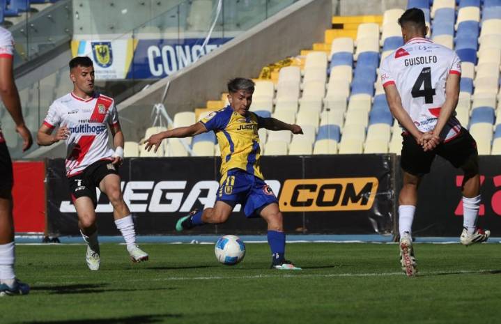 Sigue siendo el líder: la UdeC aprovechó la magia de los balones parados y le ganó a Curicó en el Ester Roa