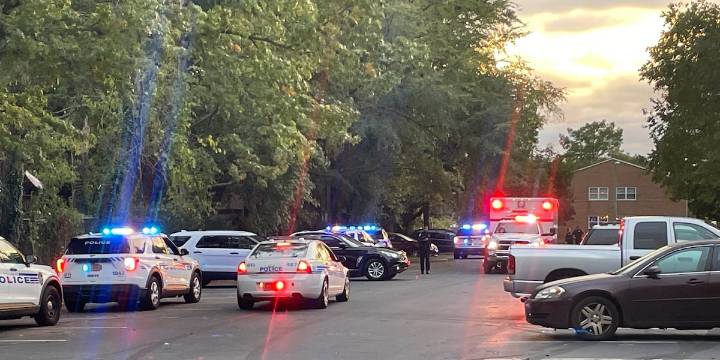 Two people hurt in west Charlotte stabbing, MEDIC says