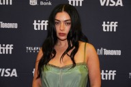 El polémico cameo de Charli XCX en ‘SNL’ que aviva los rumores de disputa con Taylor Swift