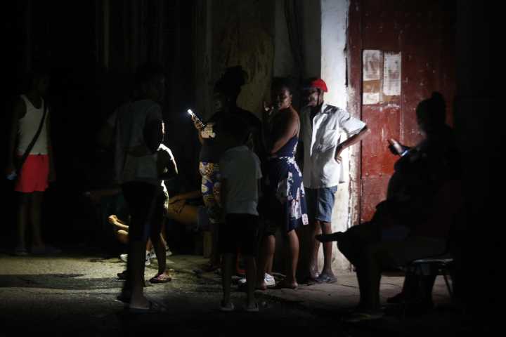 Cuba enfrenta apagones masivos por falta de combustible y fallas en termoeléctricas
