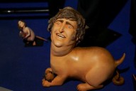 España: artista intervino una escultura de Trump en el Museo de Cera y lo puso a Milei como su perro faldero