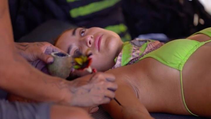 Moi Guiquita les pinta el cuerpo en la Isla: Desafío Extremo