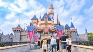 Disney combina descuentos agresivos con un aumento moderado de precios en sus parques en EE.UU. Esto es lo que hay detrás