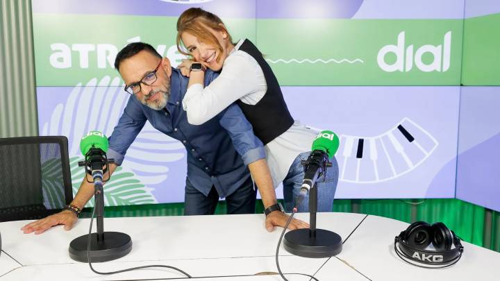 Despertarse con una sonrisa y la mejor música: la "gran familia" de 'Atrévete' celebra sus bodas de plata