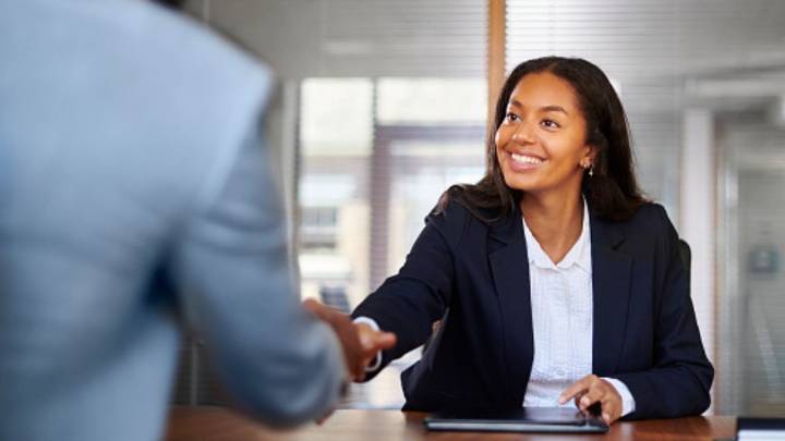 Si busca un primer trabajo, estas oportunidades podrían ser de su interés