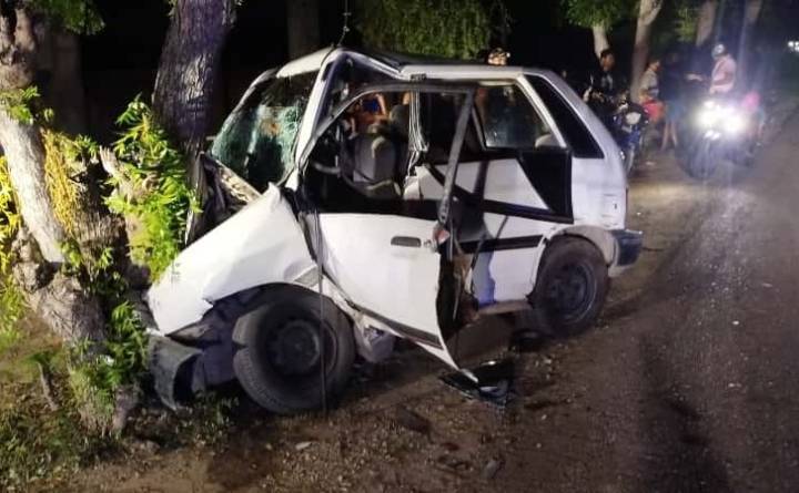 Dos personas murieron al chocar vehículo contra un árbol en la Troncal 10 en Bermúdez